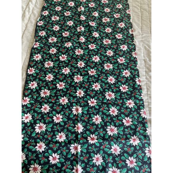 pink and white Christmas Poinsettias fabric - Picture 1 of 3